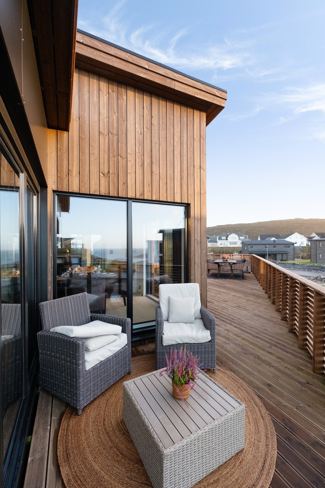 Terrassen har direkte tilgang fra stue via skyvedører. Galleribilde