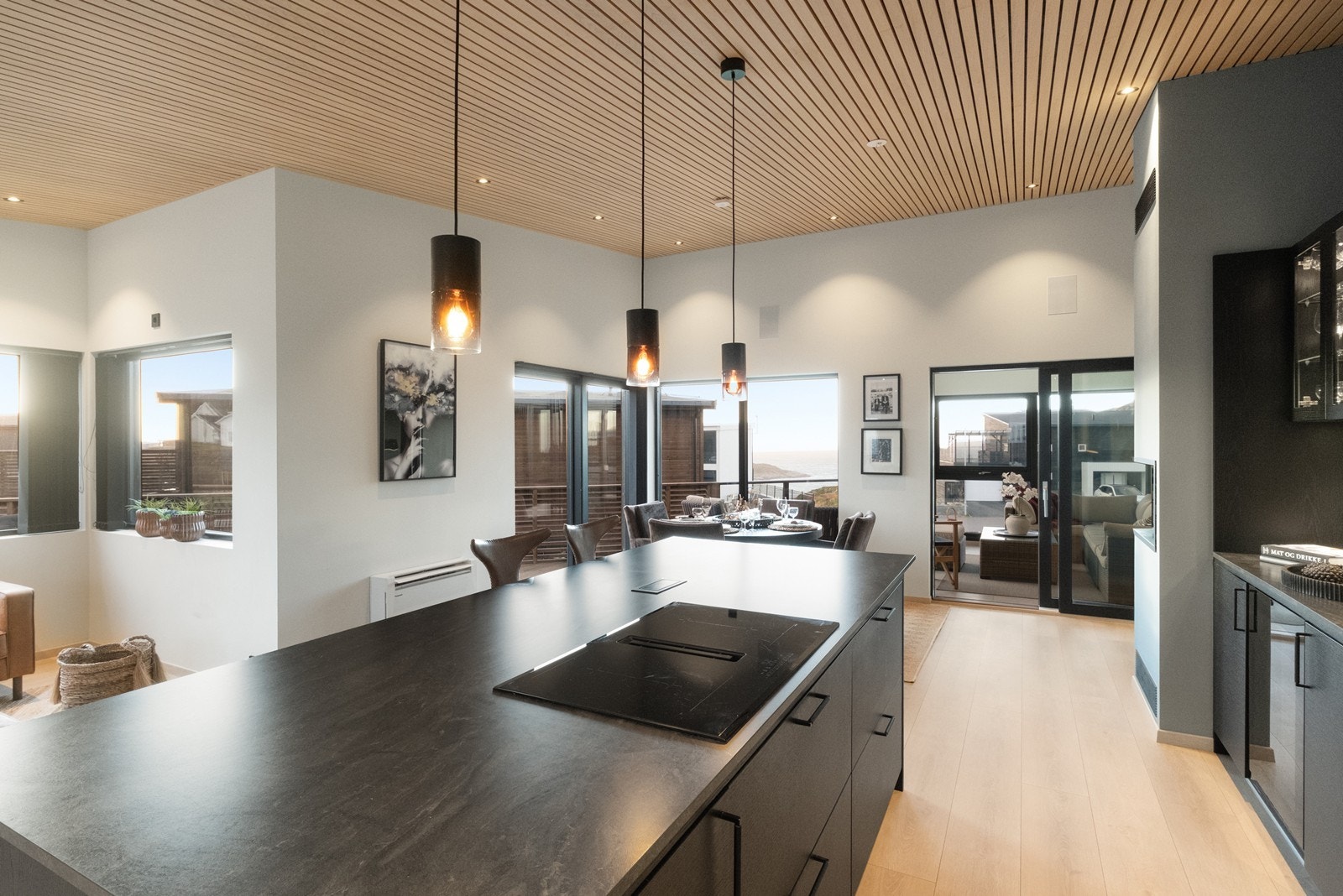 Kjøkkenøyen som fungerer både som ekstra arbeidsflate og spiseplass. Galleribilde