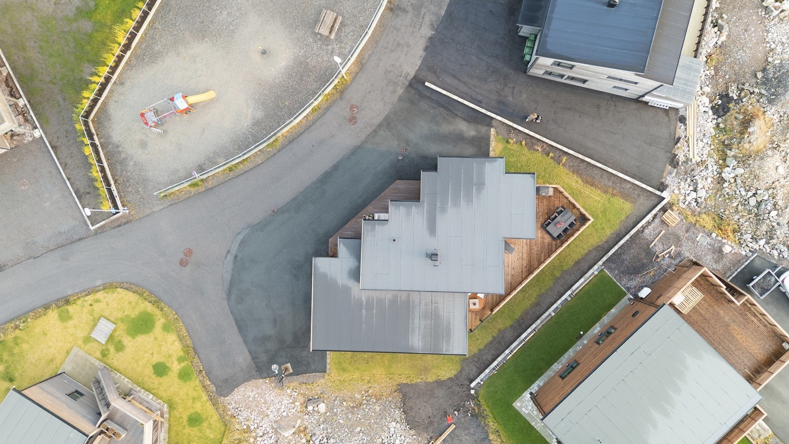 Asfaltert adkomst og innkjøring gir enkel tilgang til eiendommen. Galleribilde