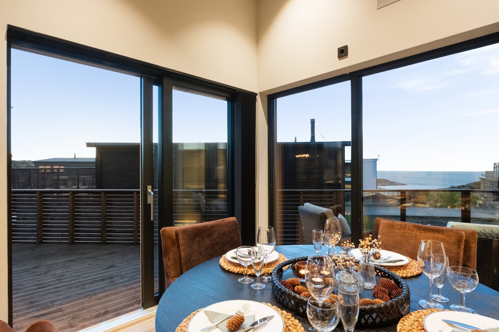 På varme sommerdager blir verandaen som en forlenget del av spisestuen. Galleribilde