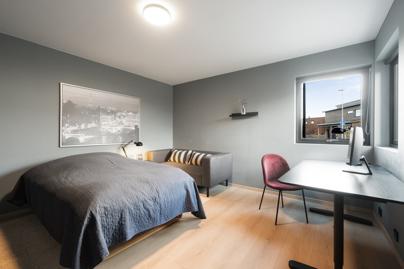 Soverom 2 i 1. etg er stort og romslig, med plass til flere møbleringer. Galleribilde