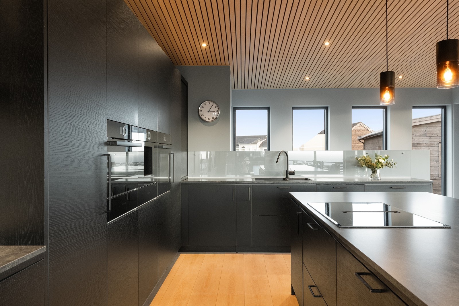 Integrerte hvitevarer gir en ryddig kjøkkensone. Galleribilde