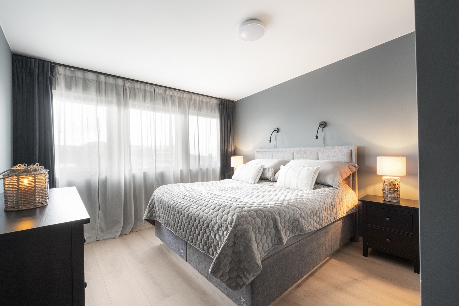 Hovedsoverommet er romslig, og de store vindusflatene slipper inn godt med dagslys. Galleribilde