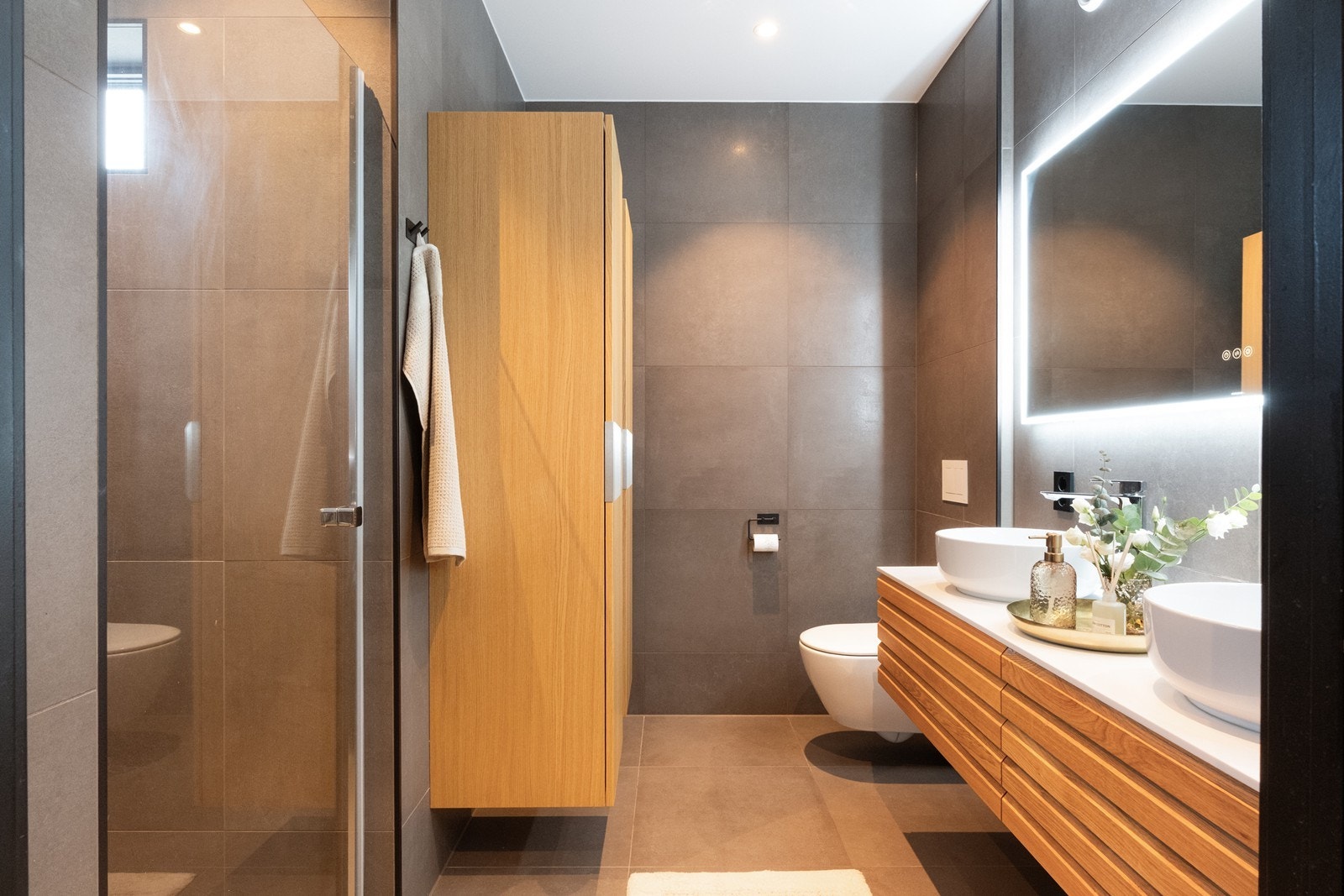 På veggen er det montert to store høyskap. Galleribilde