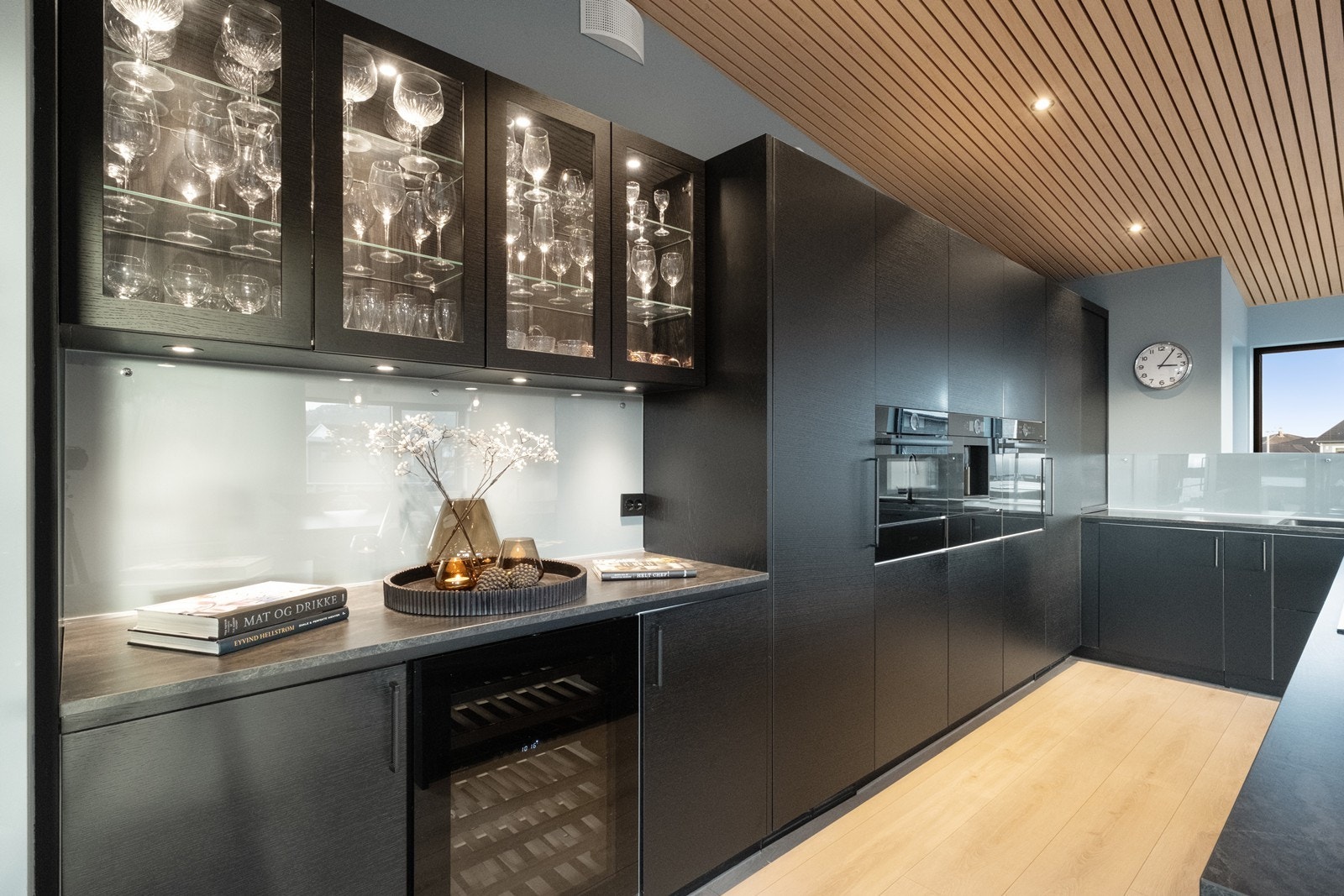 Her har man til og med integrert vinskap, i tillegg til de øvrige hvitevarene. Galleribilde