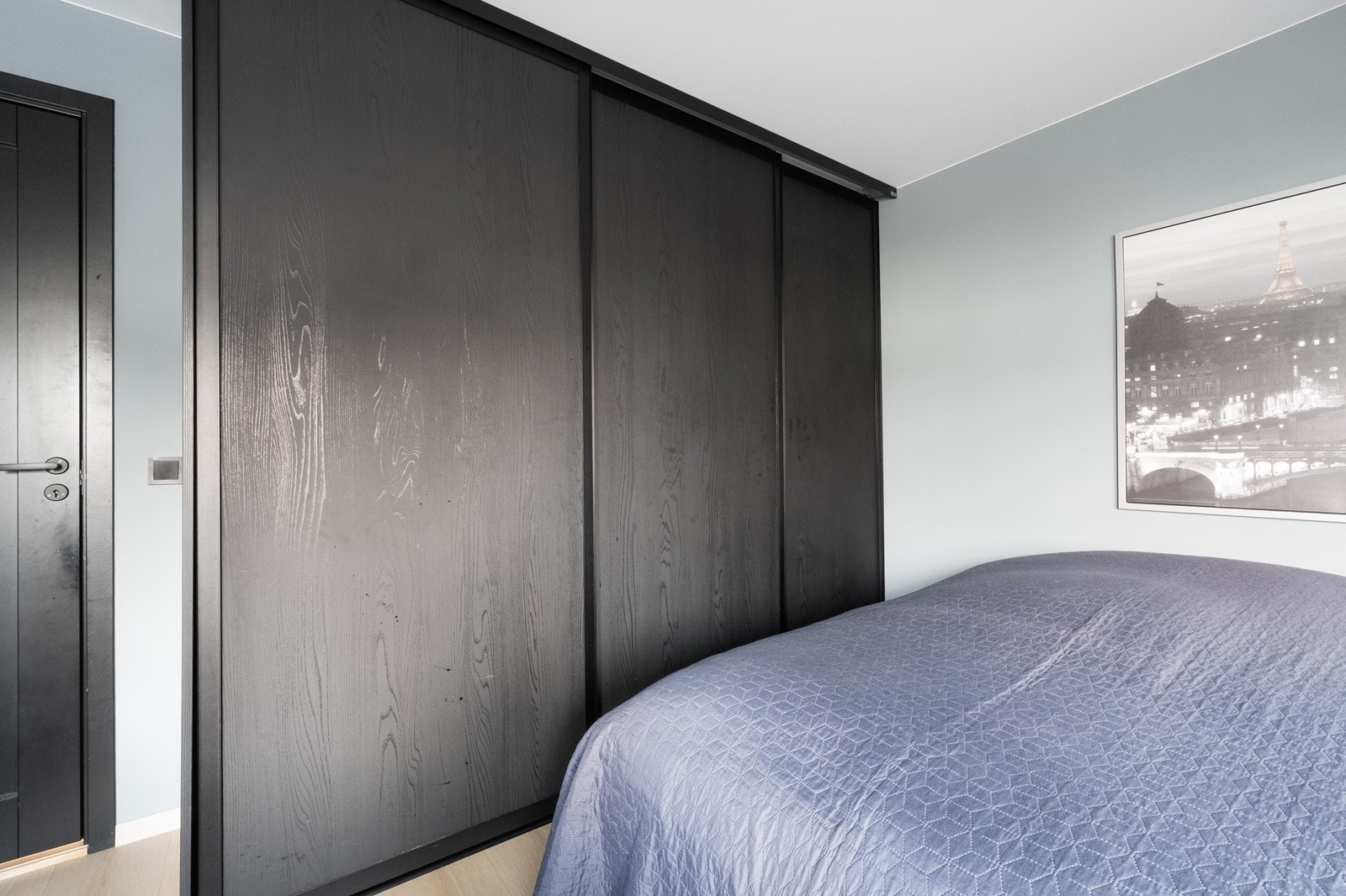 Skyvedørsgarderobe gir praktisk oppbevaring. Galleribilde