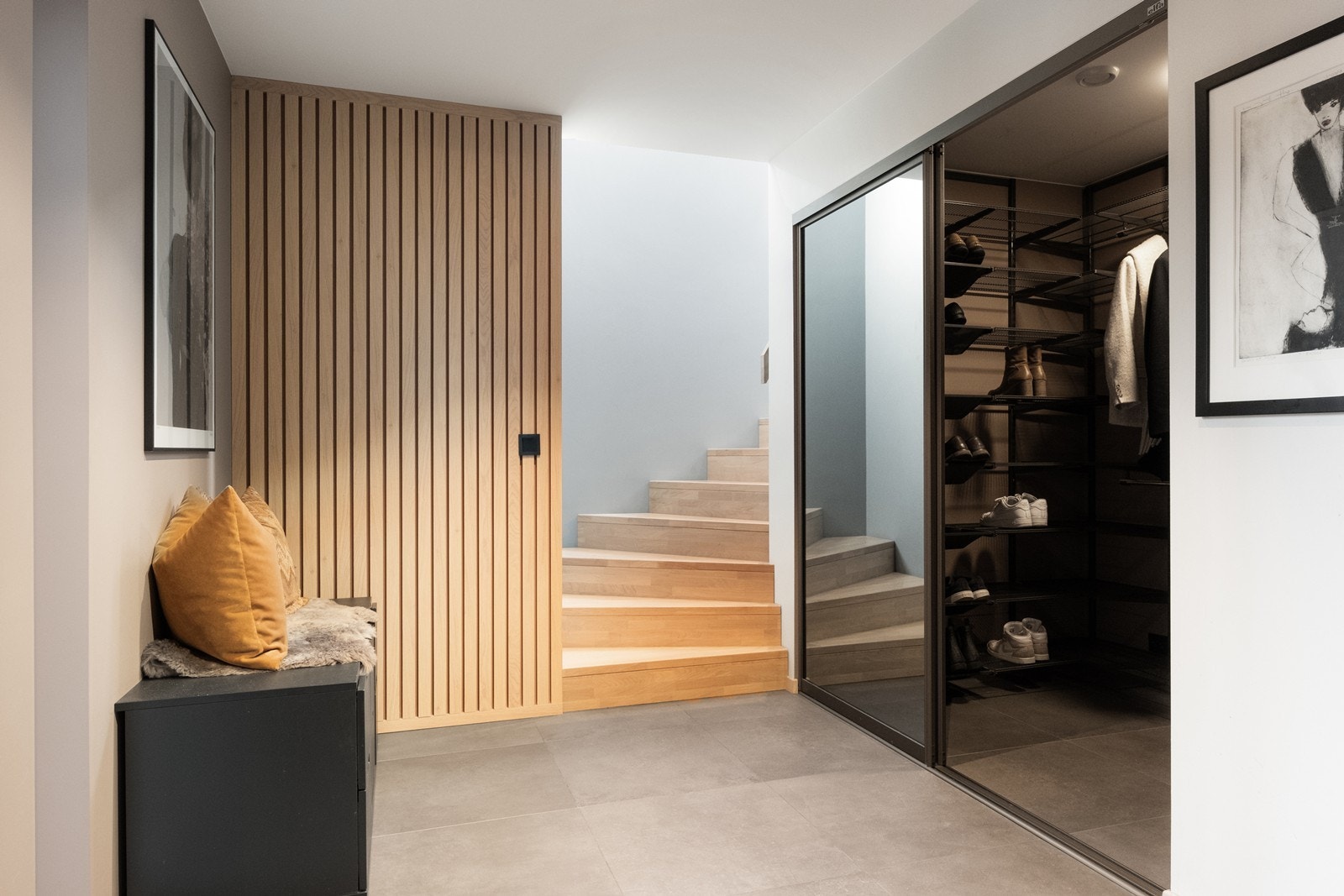 Skyvedører med speilfronter til walk-in closet i entréen. Galleribilde