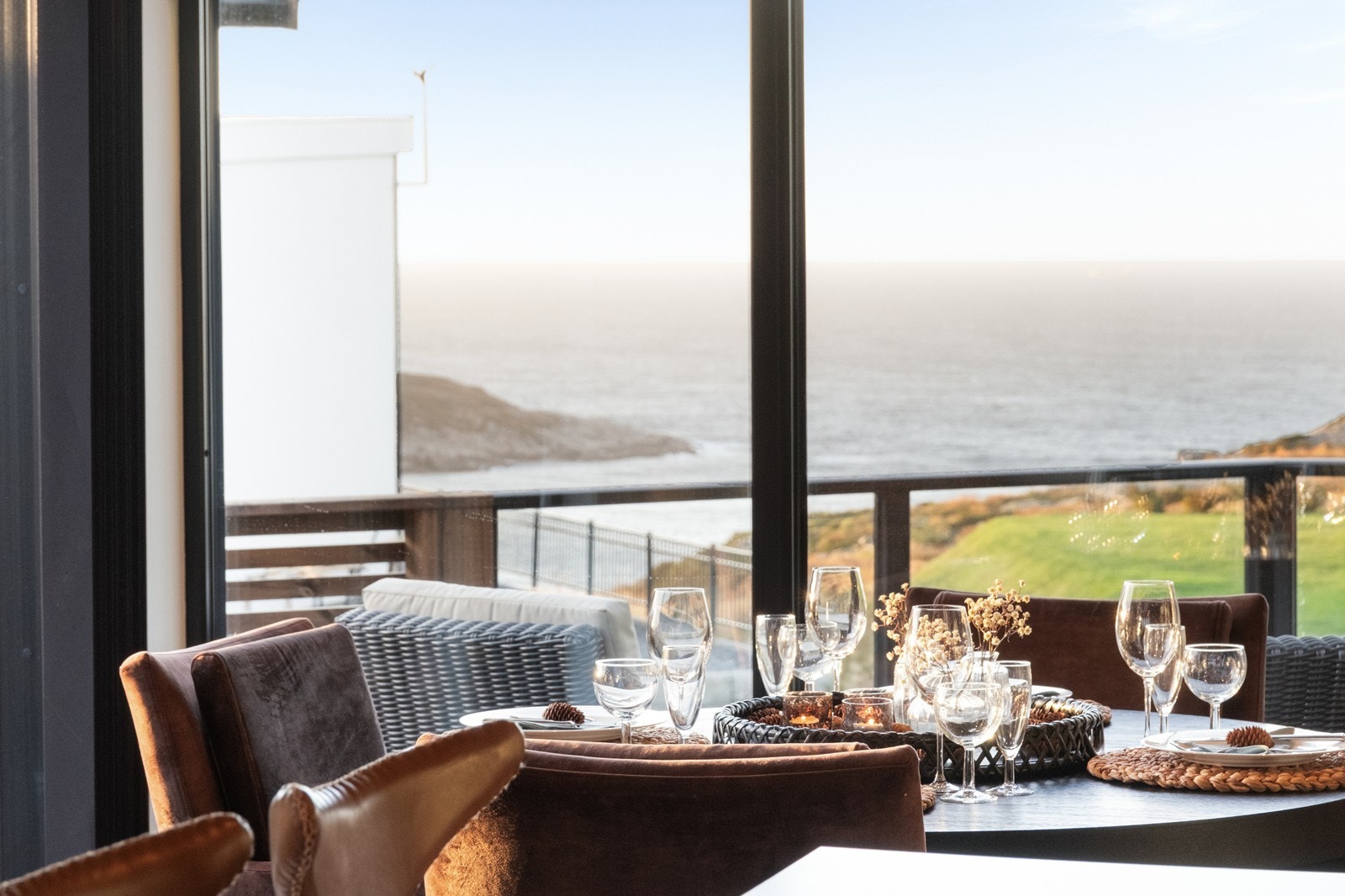 Spiseplass med utsikt mot havet gir en avslappende atmosfære. Galleribilde