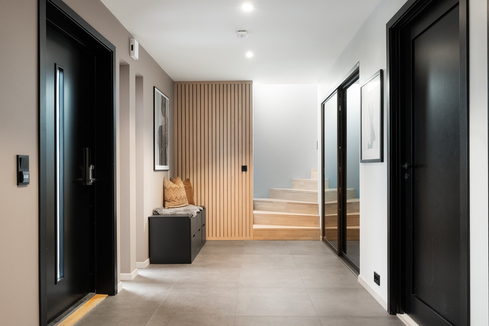 Flislagt gulv gir en robust og lettstelt overflate i husets entrè. Galleribilde