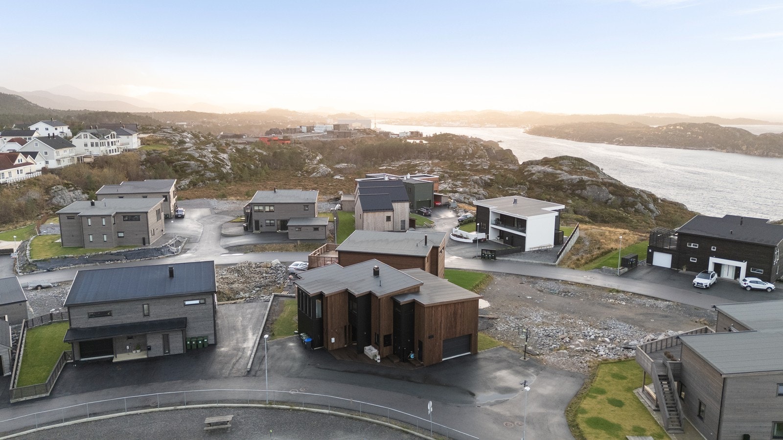 Boligen ligger i et område med moderne arkitektur og nærhet til sjøen. Galleribilde