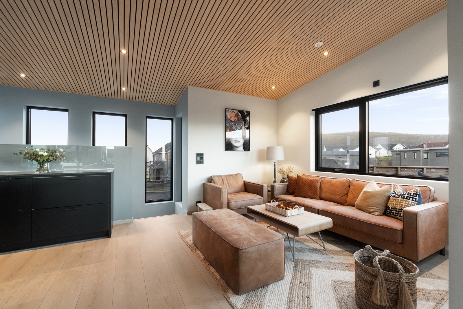 Store vindusflater gir rikelig med dagslys i oppholdsrommet. Galleribilde