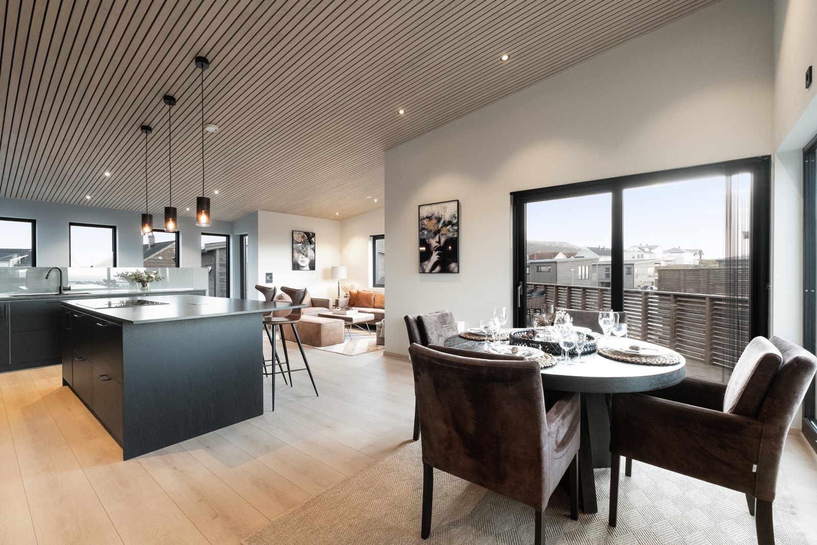 Stort kjøkken med åpen løsning mot spisestue og stue gir et veldig fint allrom. Galleribilde