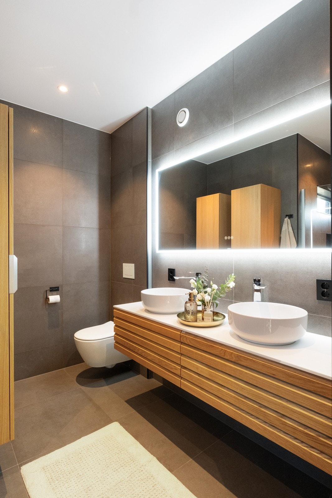 Bad i 2. etasje er utstyrt med vegghengt wc og moderne baderomsinnredning med dobbel servant og opplyst speil Galleribilde