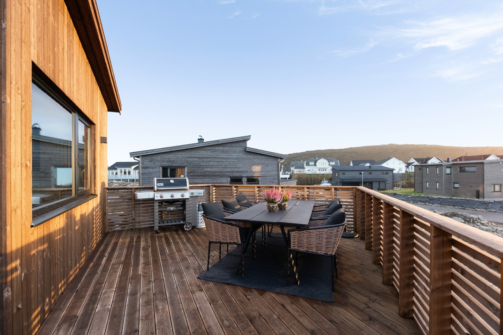 Utendørs spiseplass på terrassen gir mulighet for måltider utendørs. Galleribilde