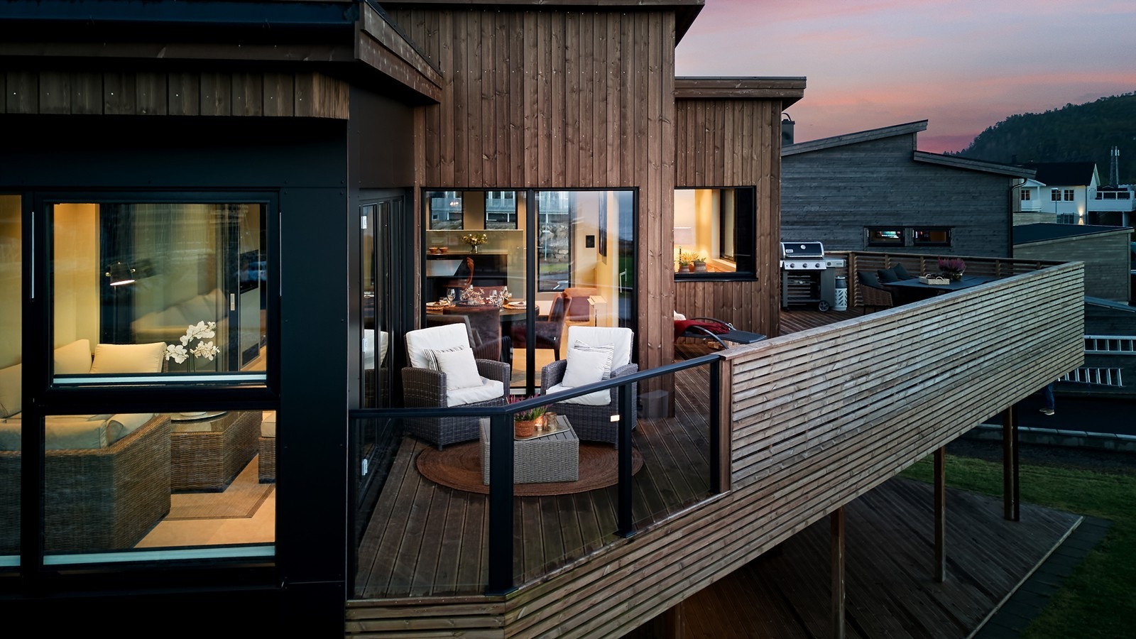 Glassrekkverk på terrassen gir sikkerhet uten å hindre utsikten. Galleribilde