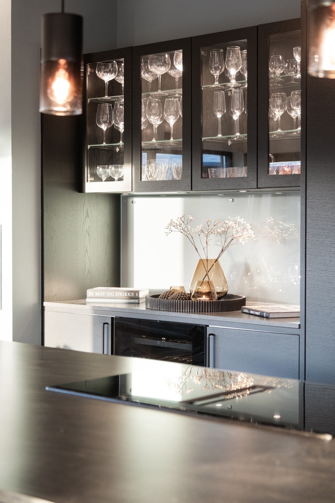 Glassdører med belysning gir et stilfullt preg. Galleribilde