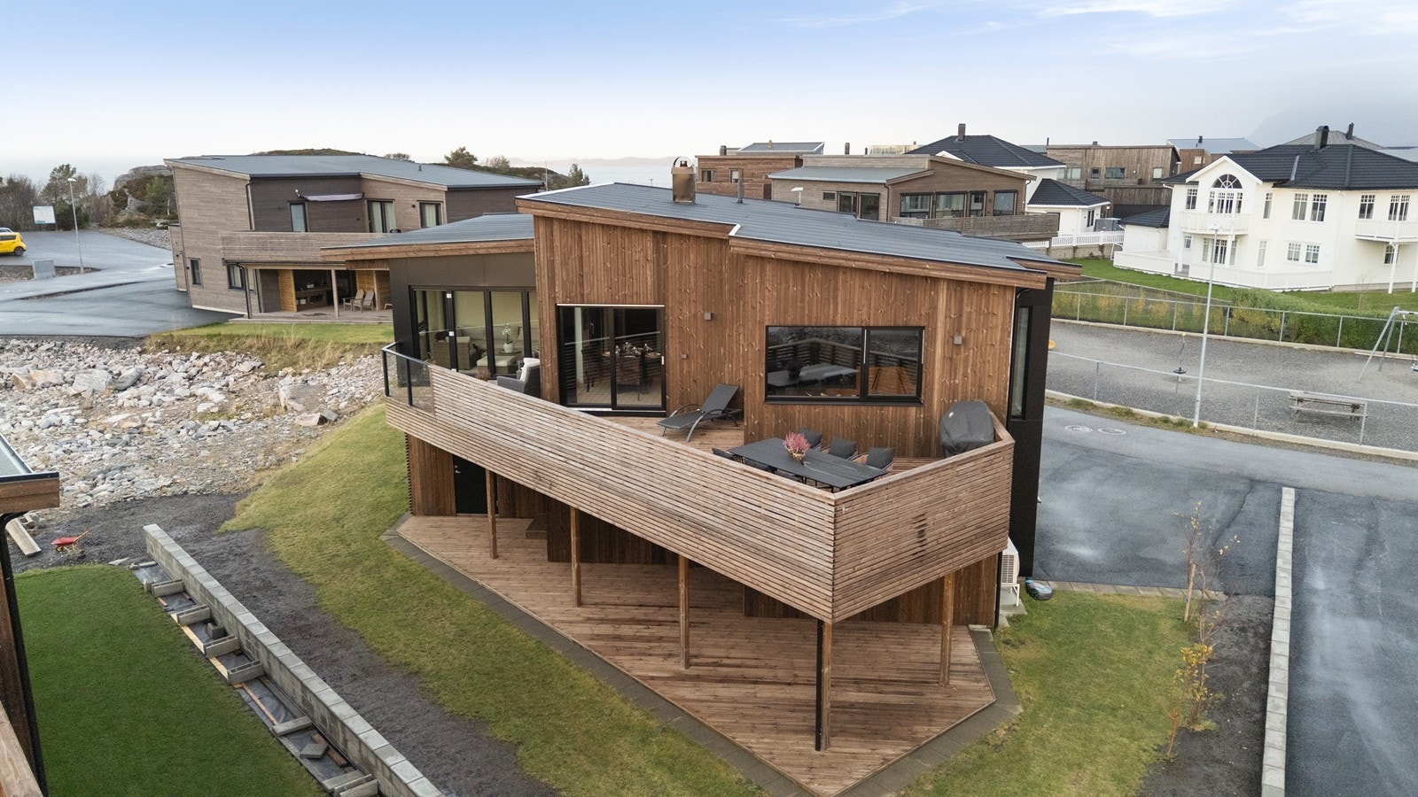 Verandaen og uteområdet er sørvestvendt, og man kan nyte sommersolen og utsikten samtidig. Galleribilde