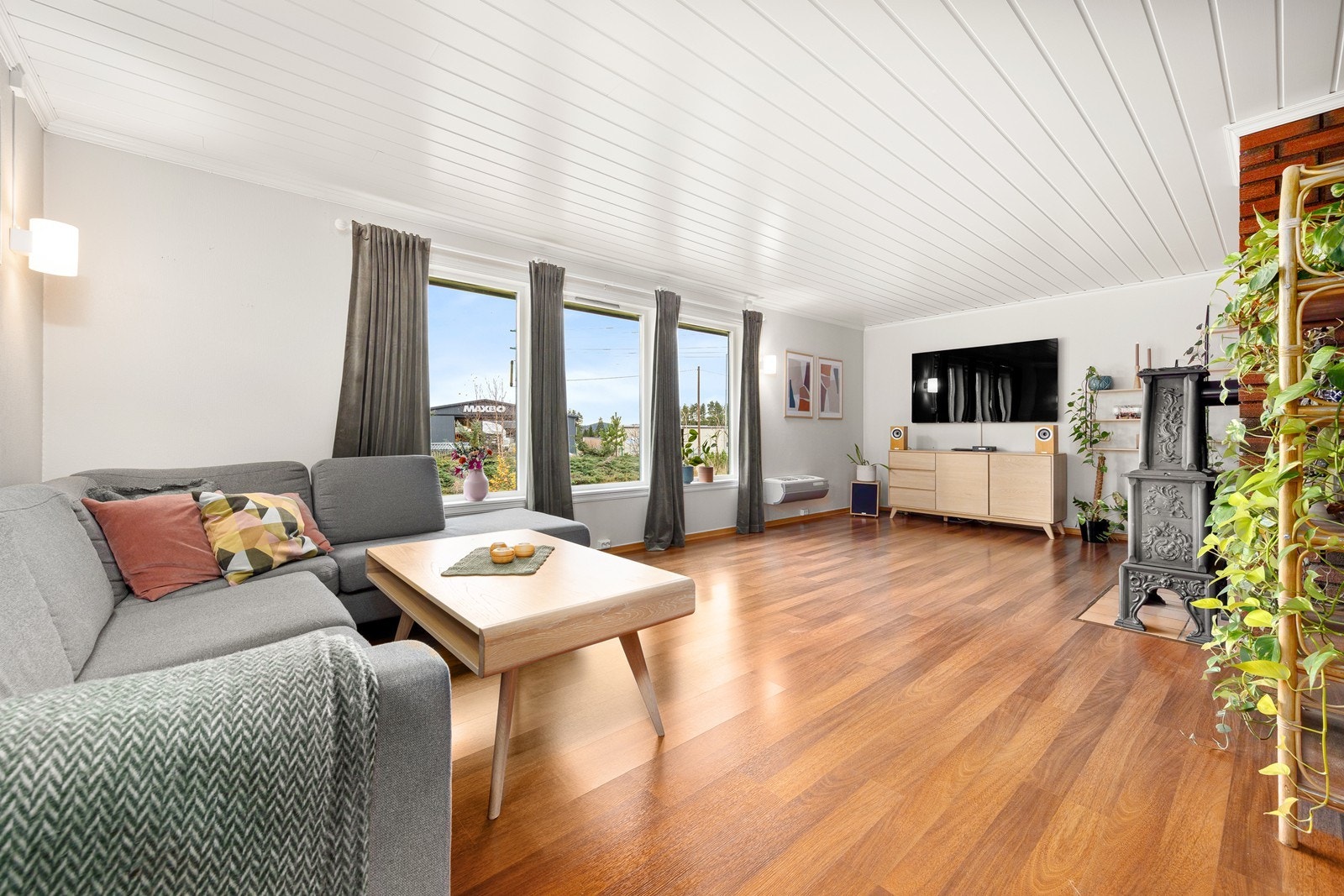 Stuen er lys og luftig med godt lysinnslipp fra store vindusflater. Galleribilde