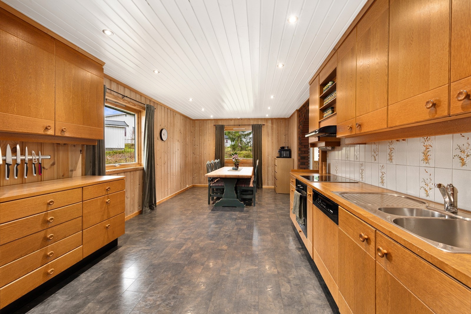 Kjøkkenet er innredet med glatte fronter og benkeplate i laminat. Galleribilde