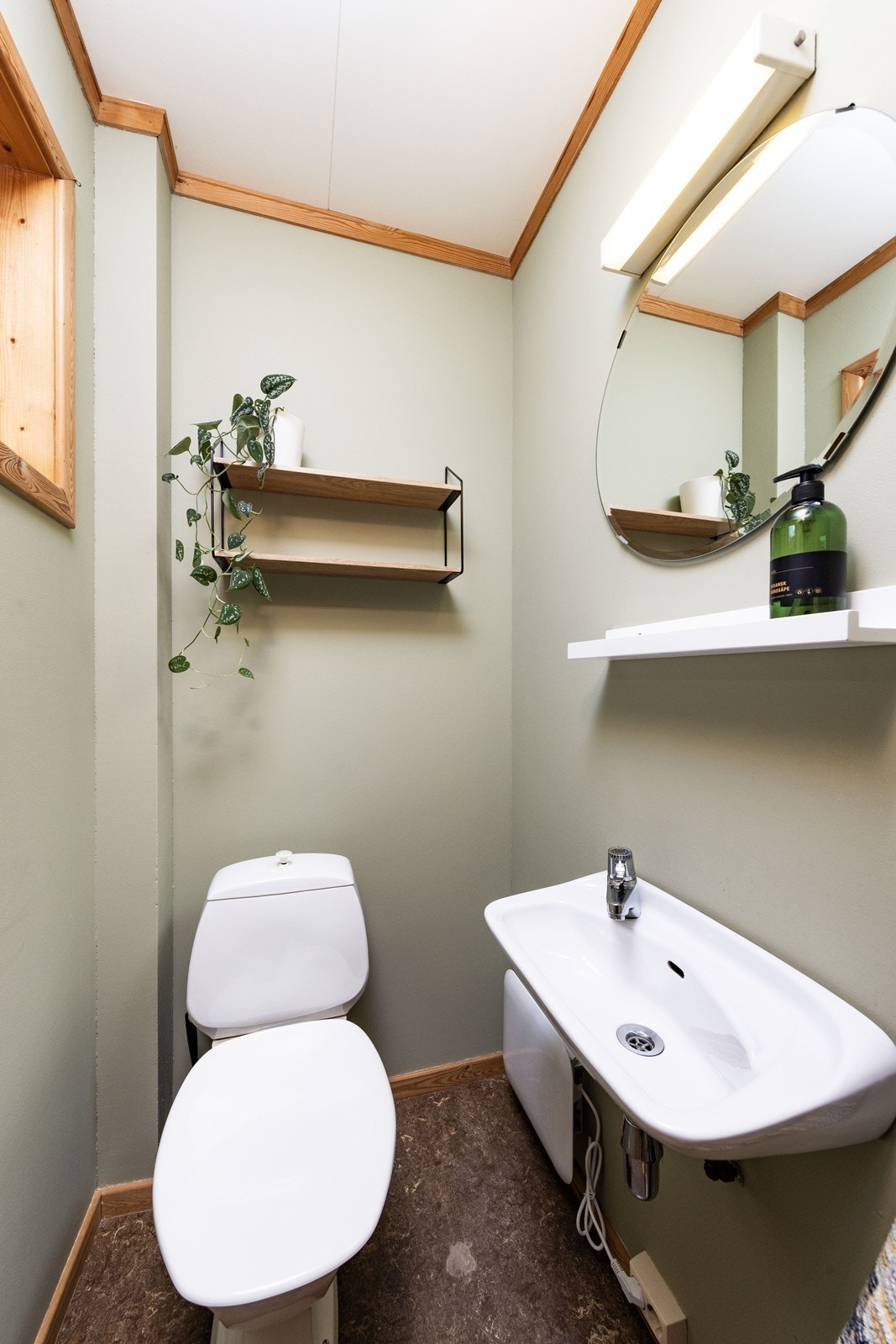 Boligen har også et praktisk toalettrom med toalett og vegghengt servant. Galleribilde