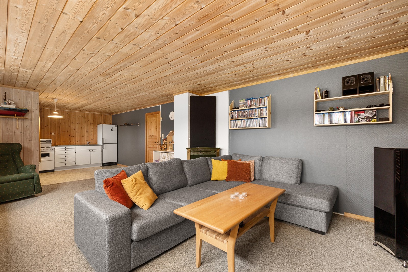 I kjeller er det i dag en innredet kjellerstue som er utstyrt med hybelkjøkken. Det gjøres oppmerksom på at rommet ikke er godkjent som rom for varig opphold. Galleribilde