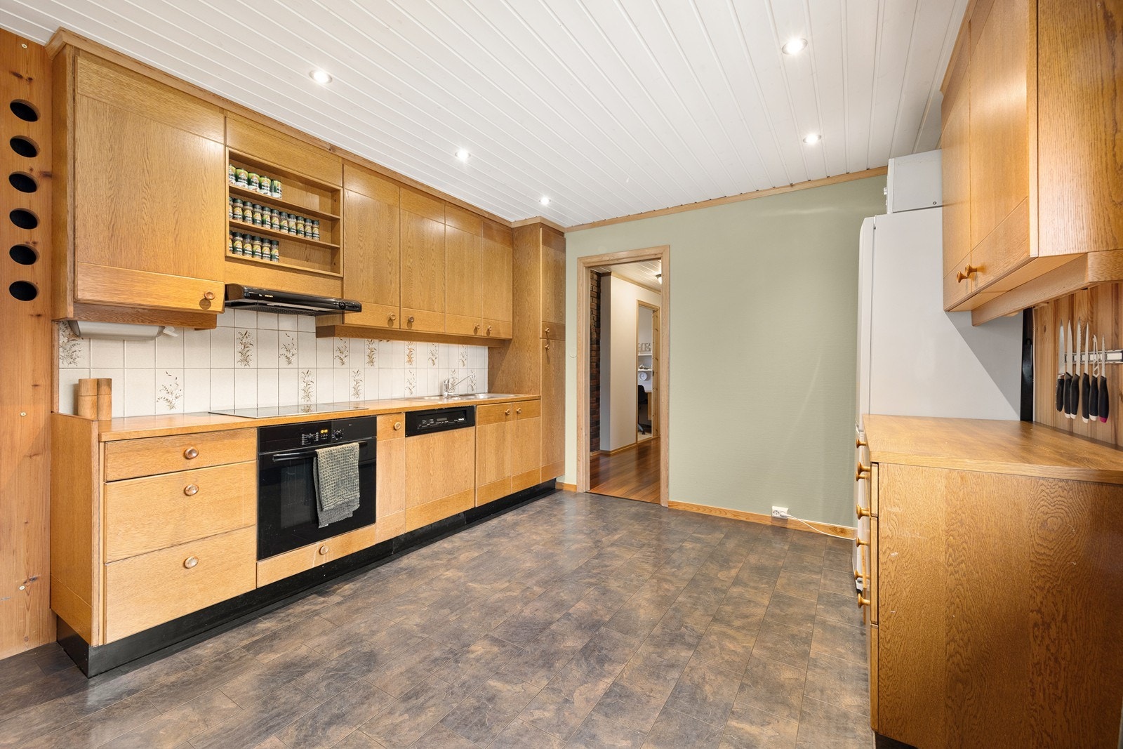 Det er fliser på vegg mellom over- og underskap, noe som sikrer enkel rengjøring. Galleribilde