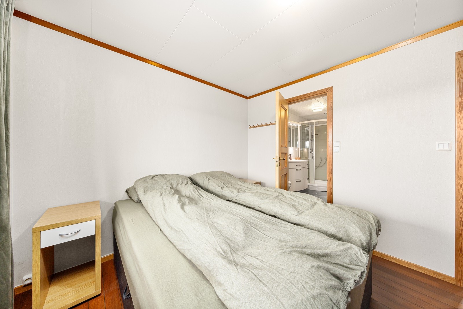 Hovedsoverommet har plass til dobbeltseng og har direkte adkomst til bad. Galleribilde