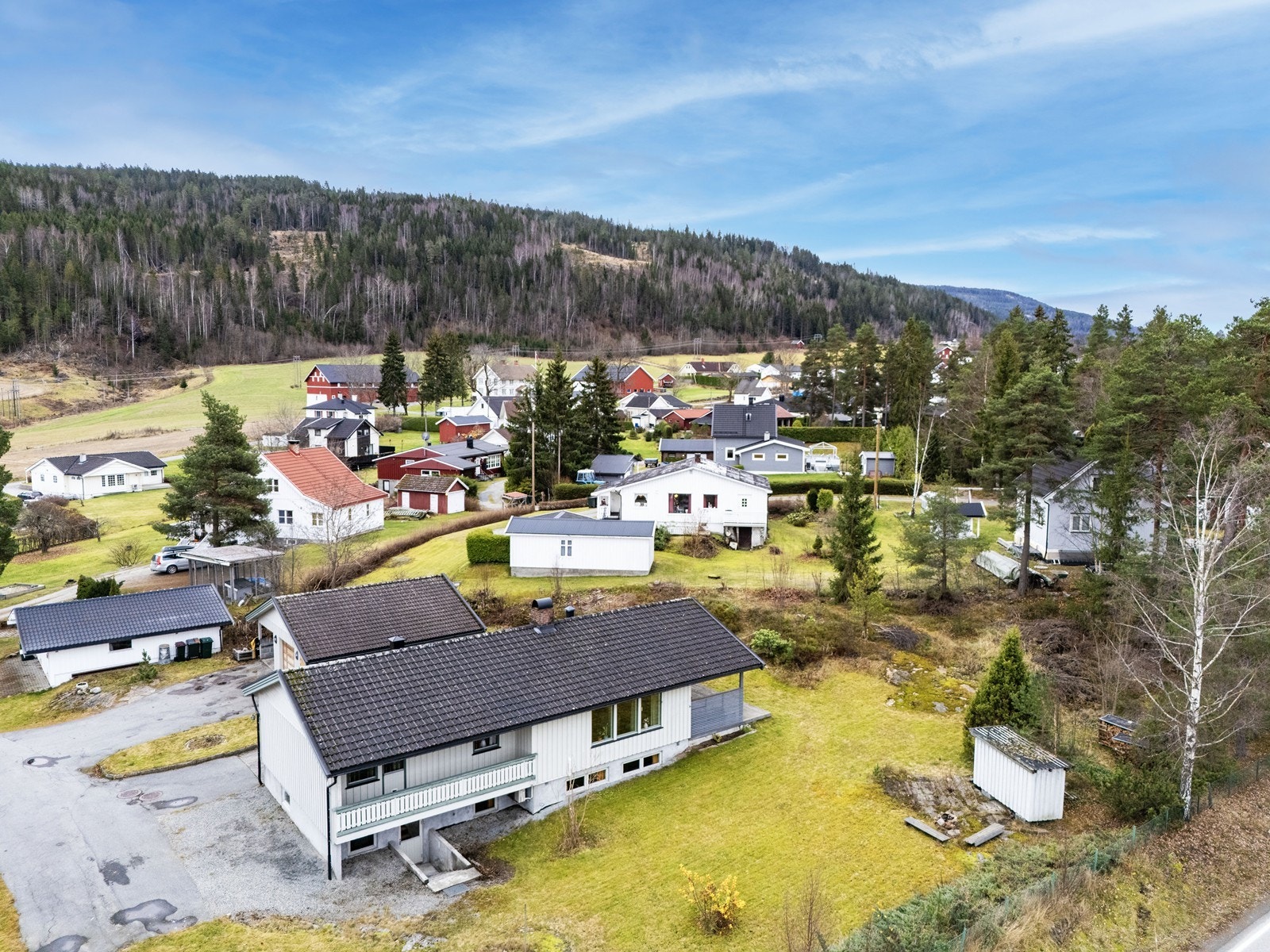 Beliggenheten er attraktiv, i et etablert område mellom Geithus og Åmot, kun fem minutter fra Åmot sentrum. Galleribilde