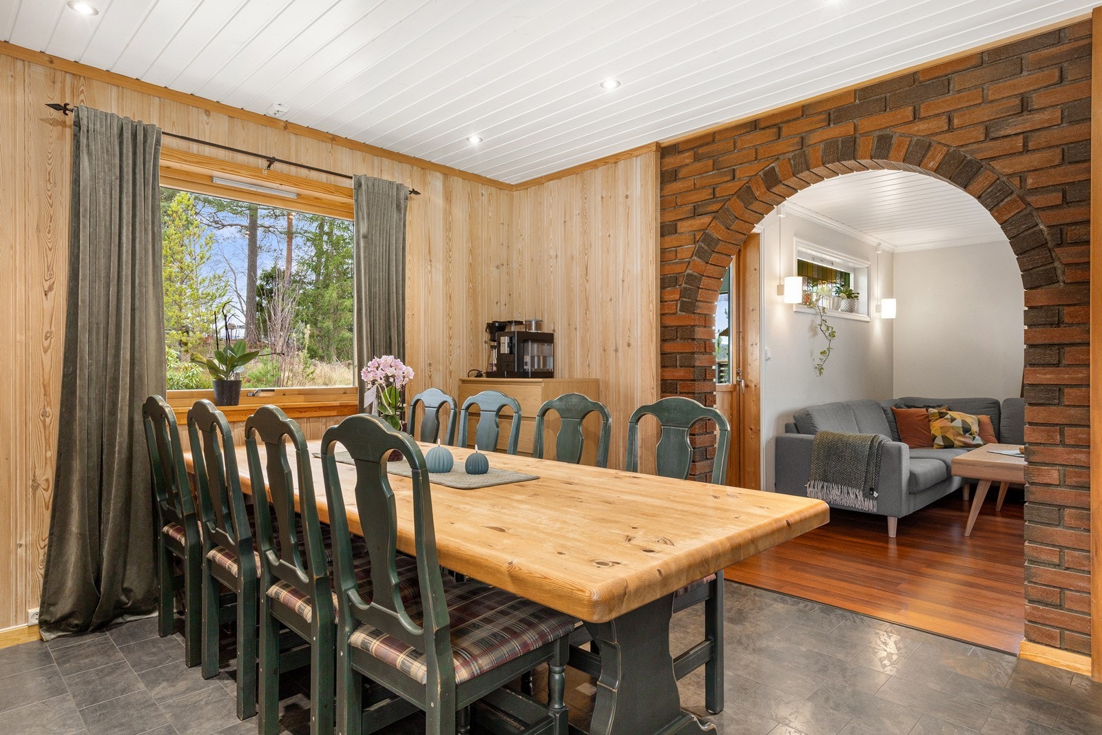 Rommet har også plass til en romslig spisestue med god plass til å samle familie og venner. Galleribilde