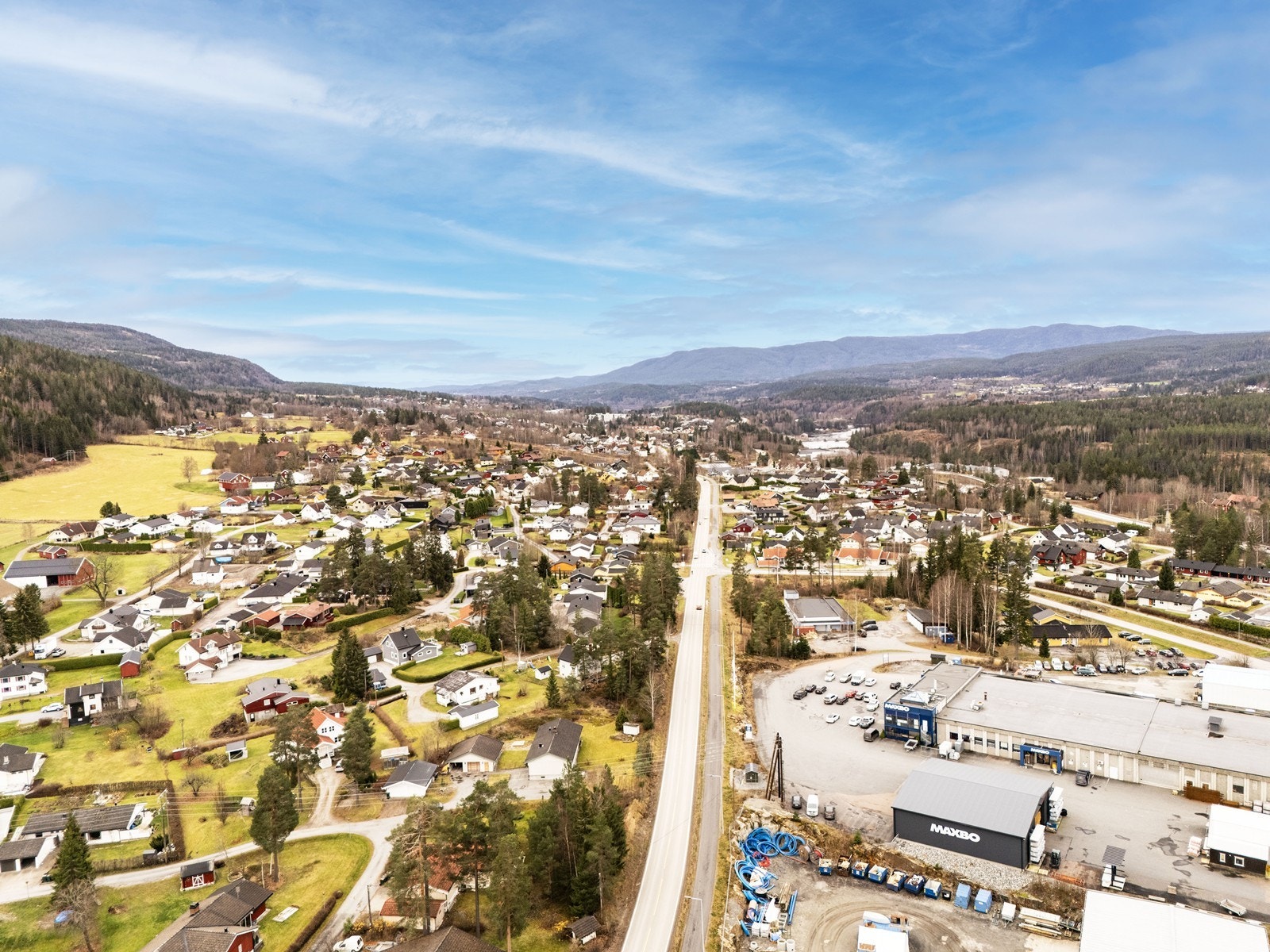Fra boligen er det også gang- og sykkelavstand til skole og barnehager, samt nærhet til flotte turområder og et bredt idrettstilbud. Galleribilde