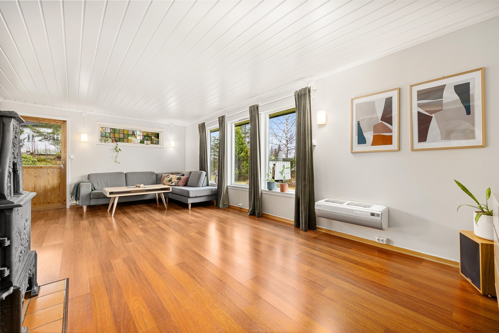 Rommet gir gode møbleringsmuligheter av flere sittegrupper. Galleribilde