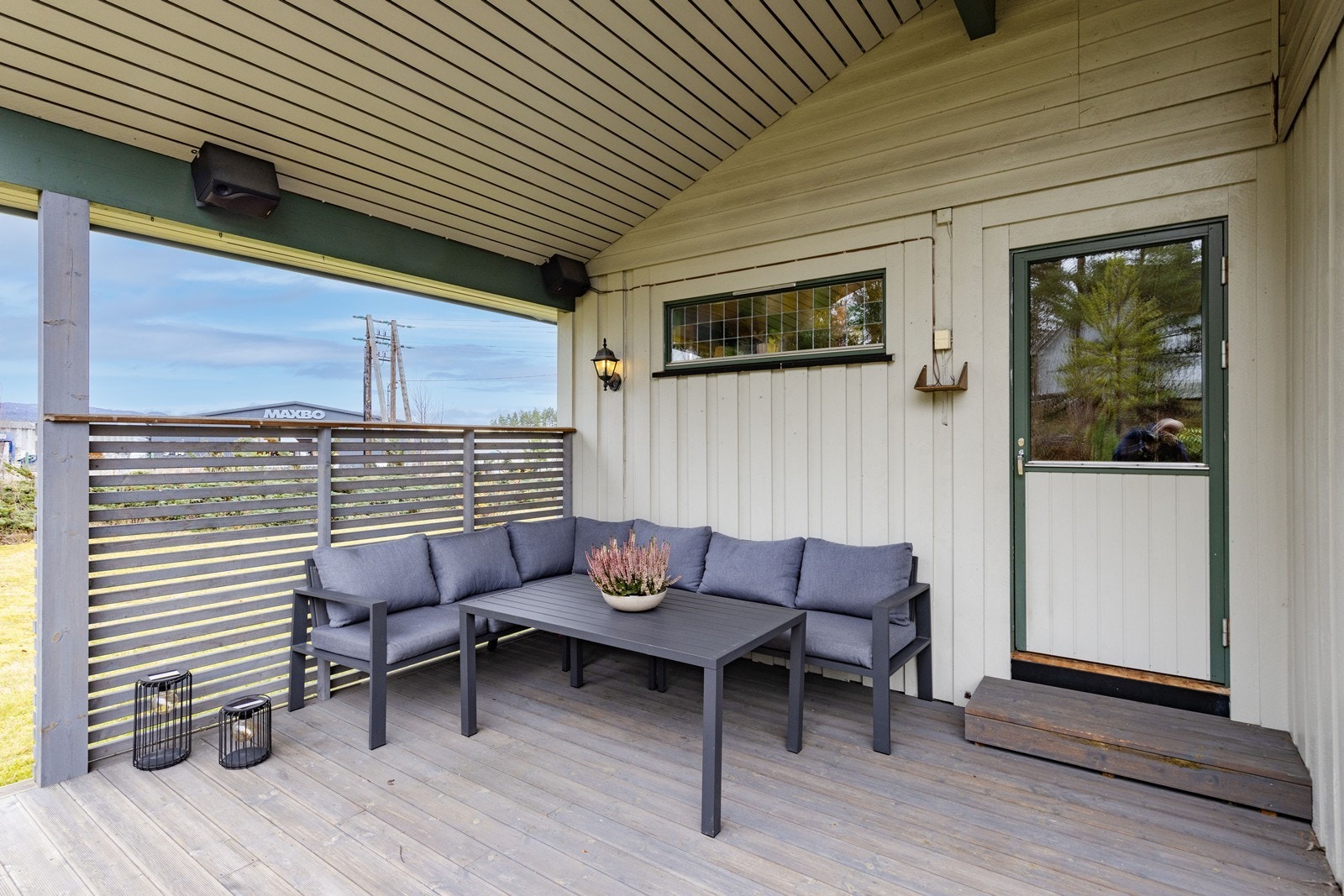 Del er av terrassen er overbygget og ligger skjermet til. Galleribilde