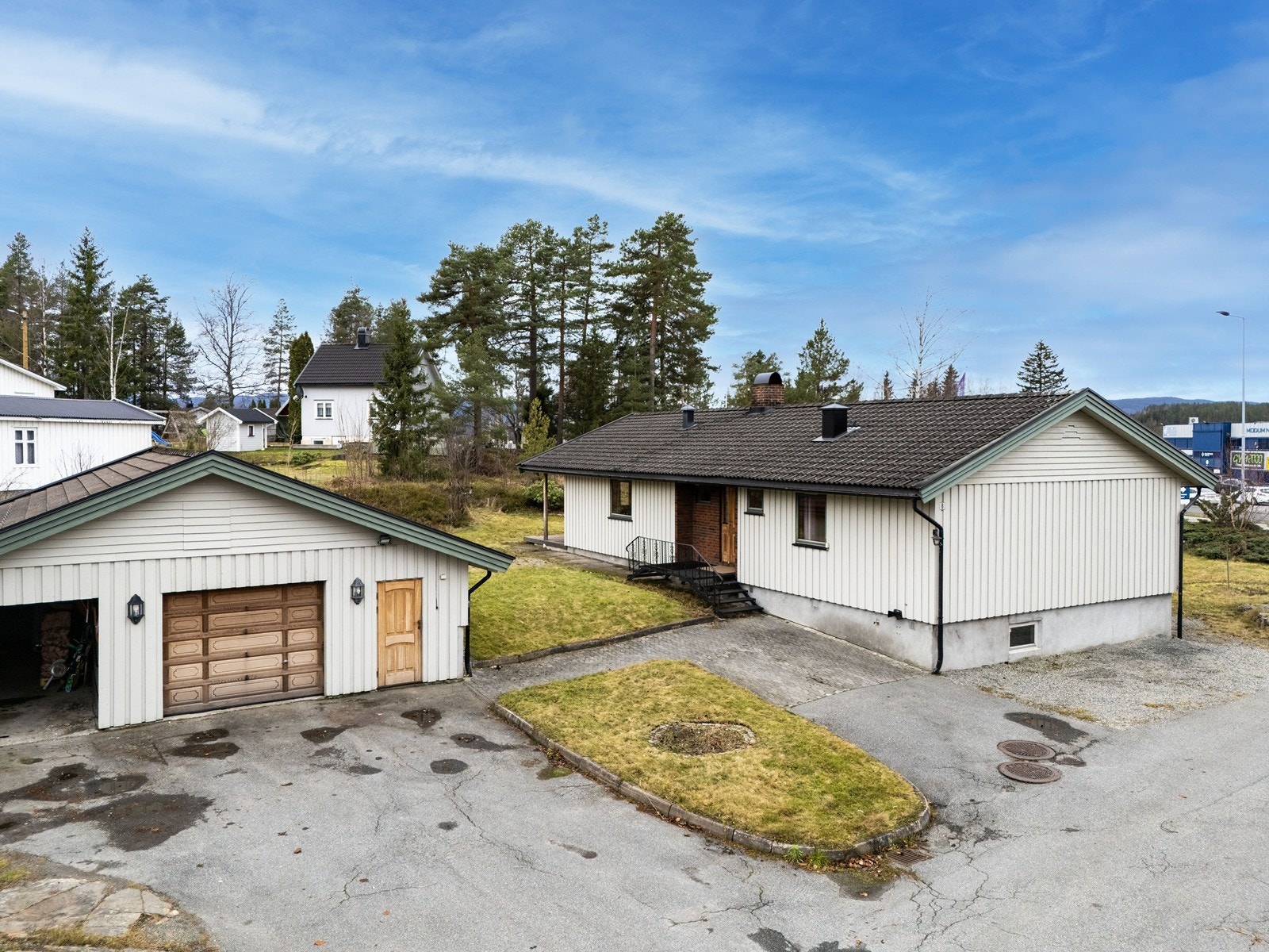 Familievennlig enebolig med god planløsning, garasje og stor tomt - nærhet til natur, skole, barnehager og Åmot sentrum. Galleribilde