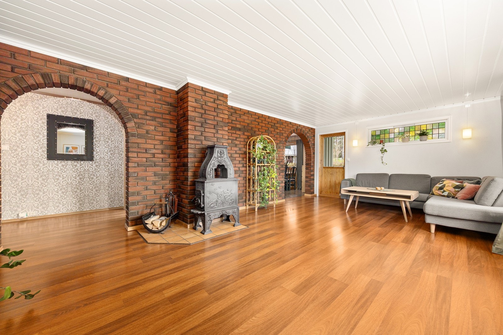 Rommet varmes opp med varmepumpe og vedovn. Galleribilde