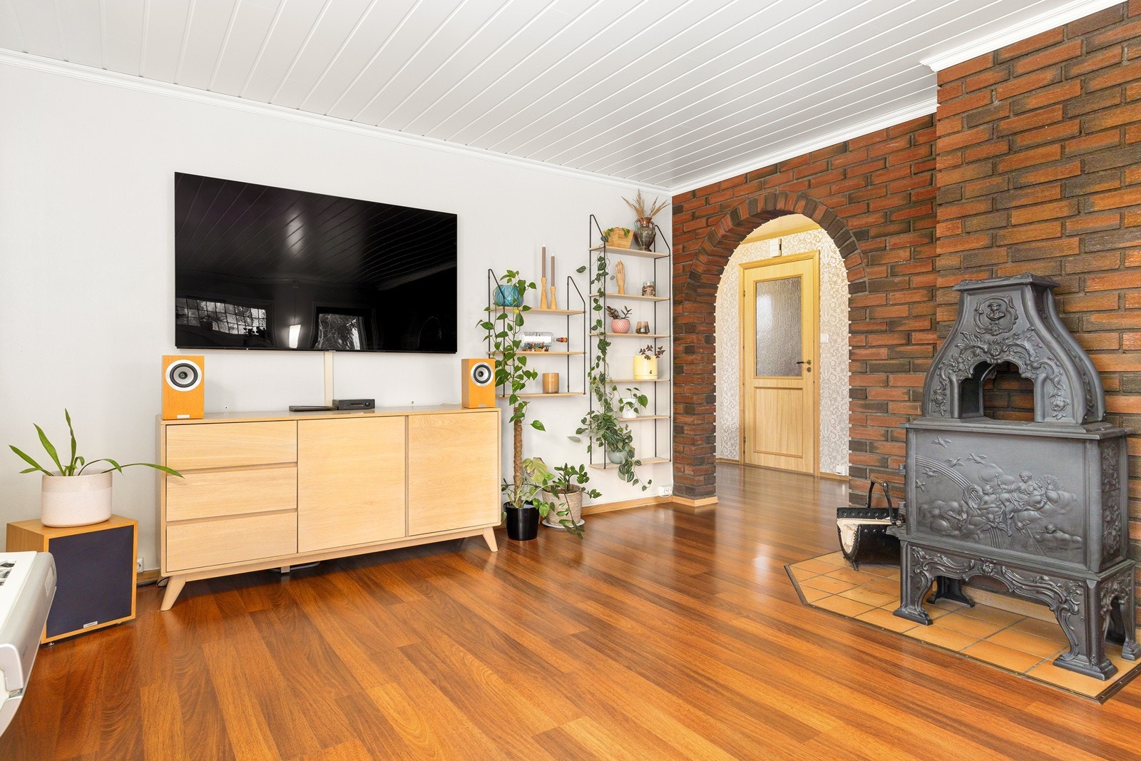 Boligen har gulv med laminat og belegg, mens veggene er kledd med tapet og trepanel. Innvendige tak består av trepanel og MDF-panel. Galleribilde