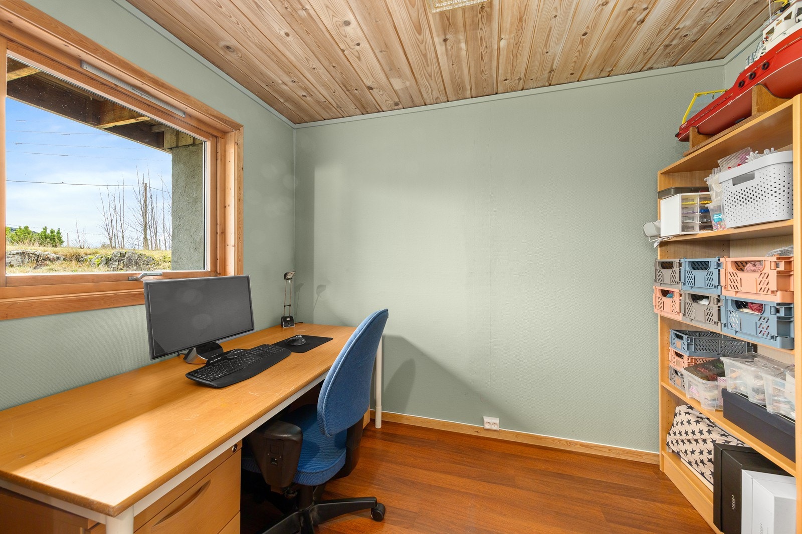 Etasjen har også et innredet rom som i dag benyttes som kontor. Heller ikke dette rommet er godkjent som rom for varig opphold. Galleribilde