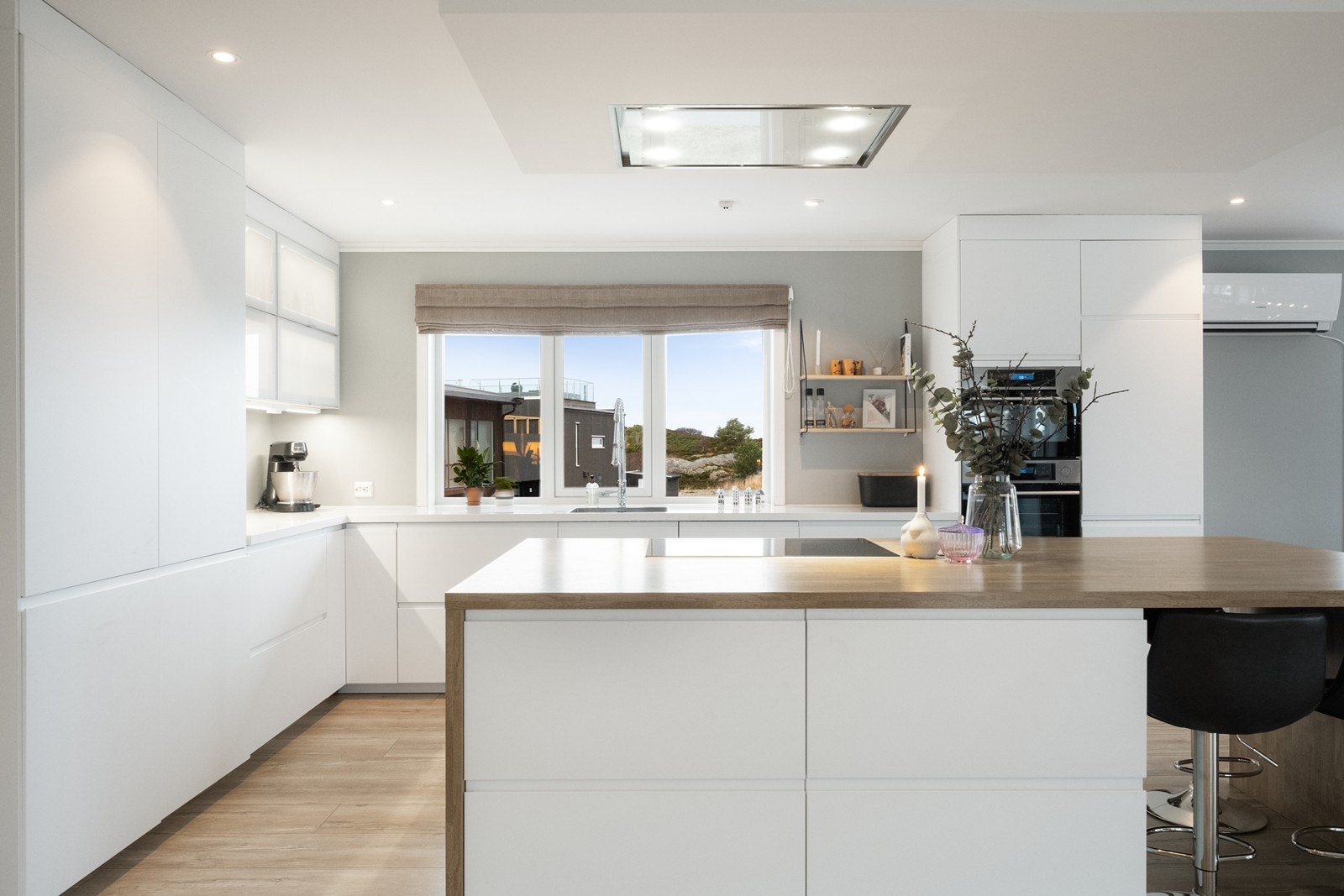 Vinduer ved kjøkkenet gir naturlig lys og utsikt mot uteområdet. Galleribilde