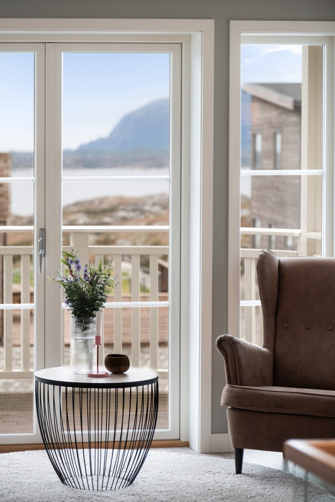 Her kan man nyte utsikten fra både stuen og balkongen. Galleribilde