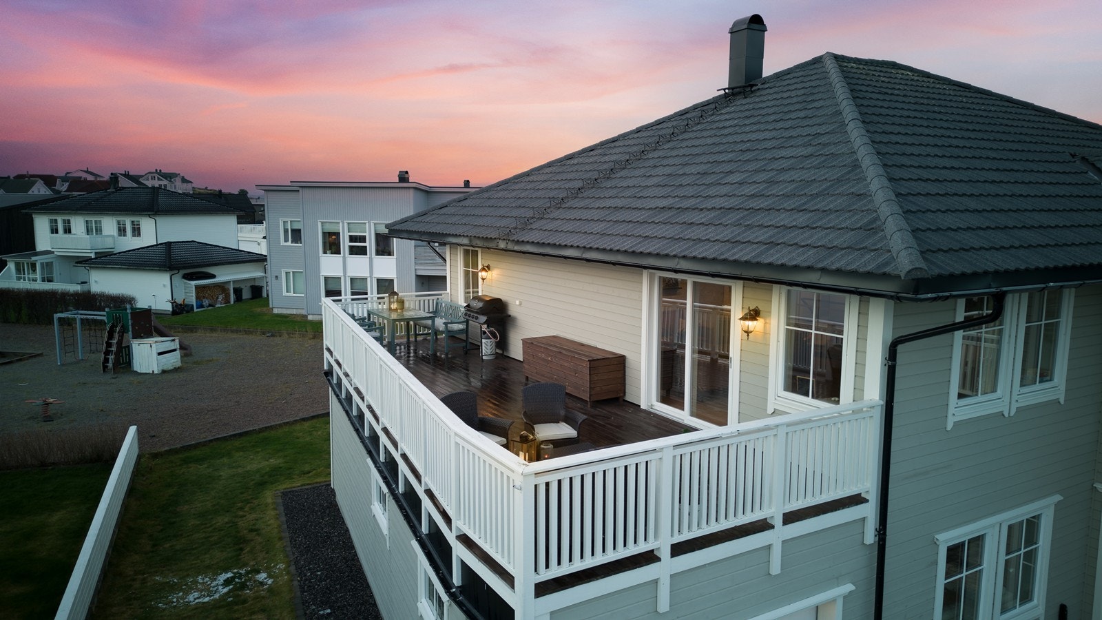 Fasade øst i kveldslys. Galleribilde