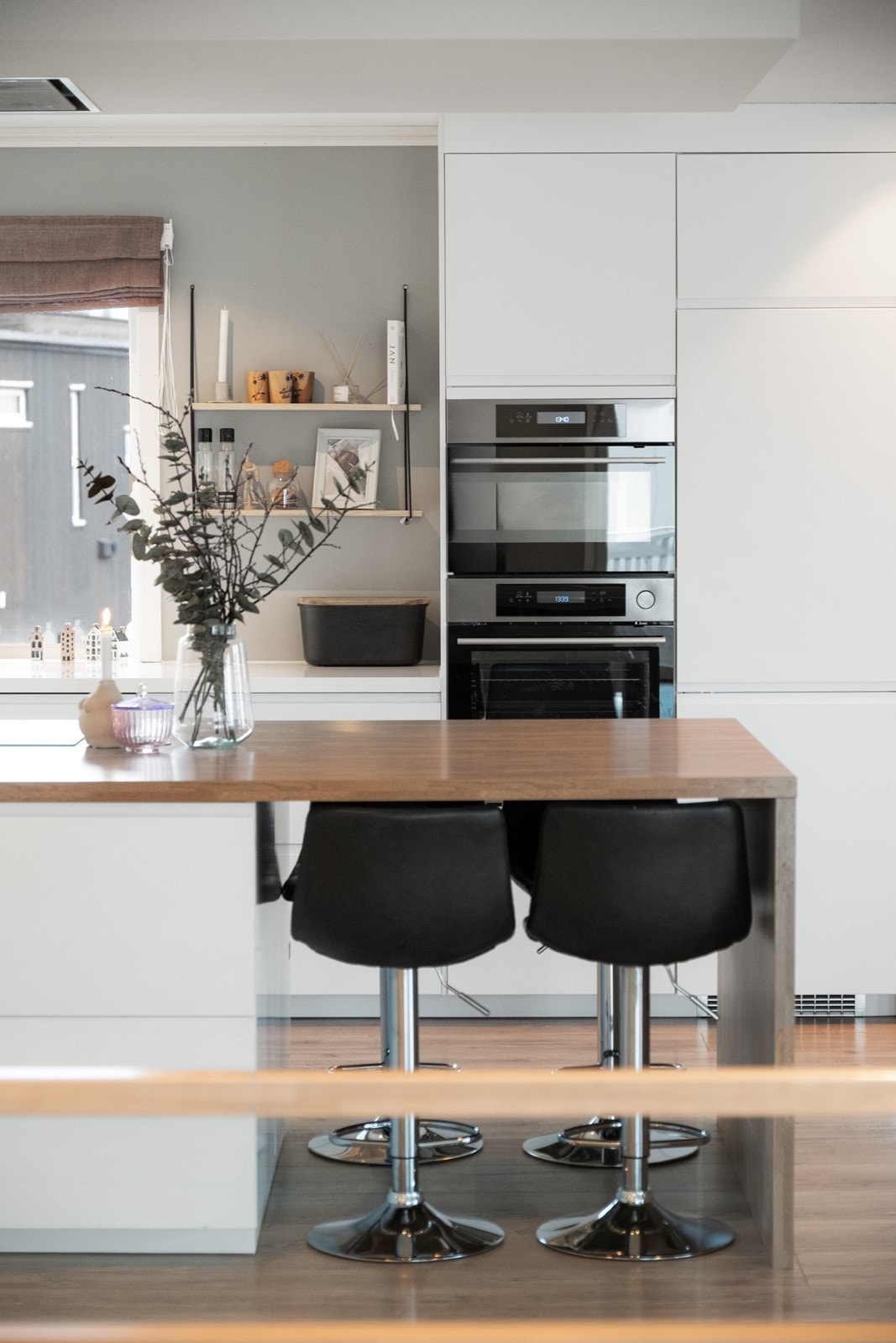 Integrerte hvitevarer og komposittbenkeplate gir ryddig arbeidsflate. Galleribilde