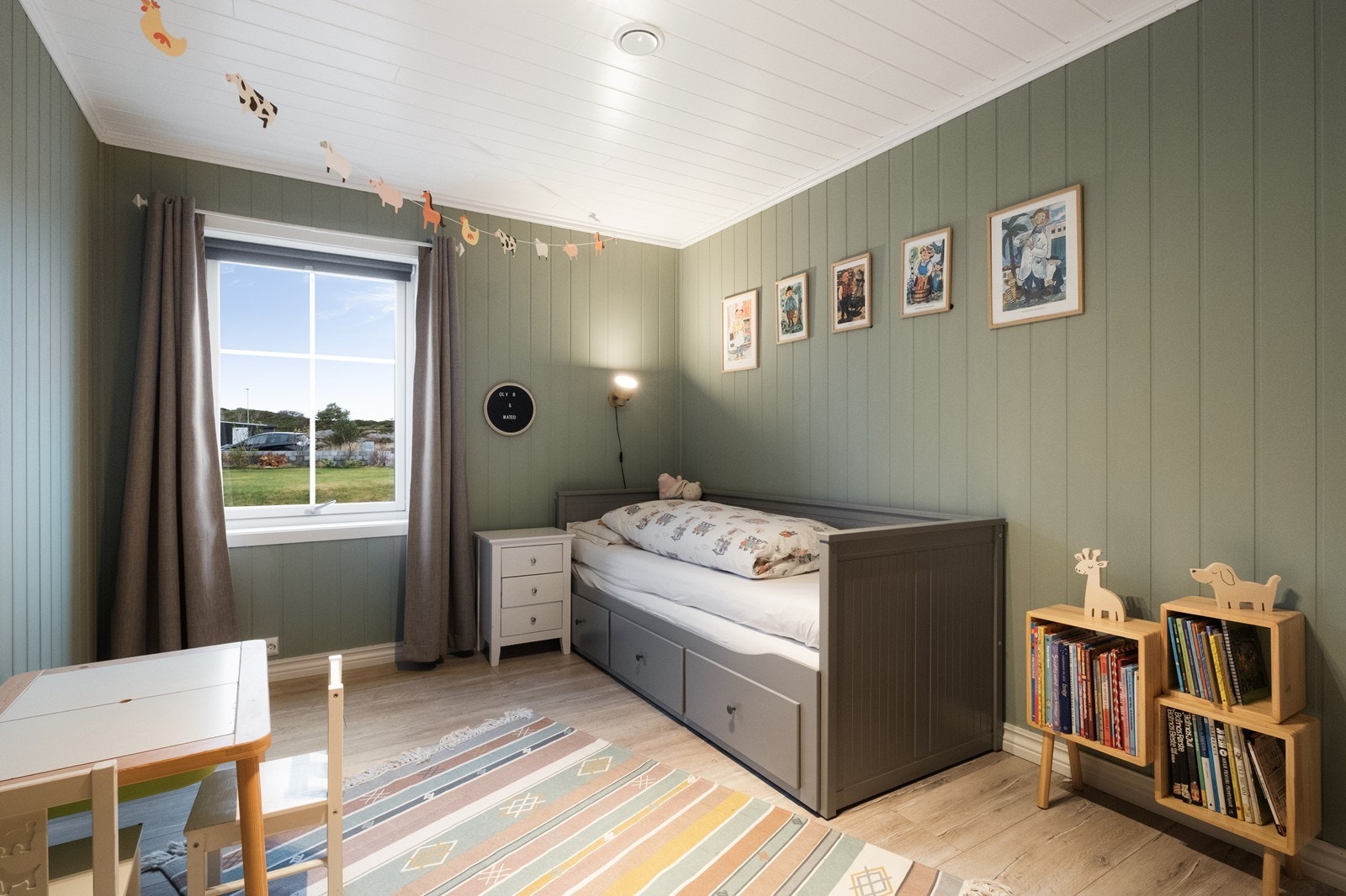 Soverom 2 , med laminatgulv og panelte vegger. Galleribilde