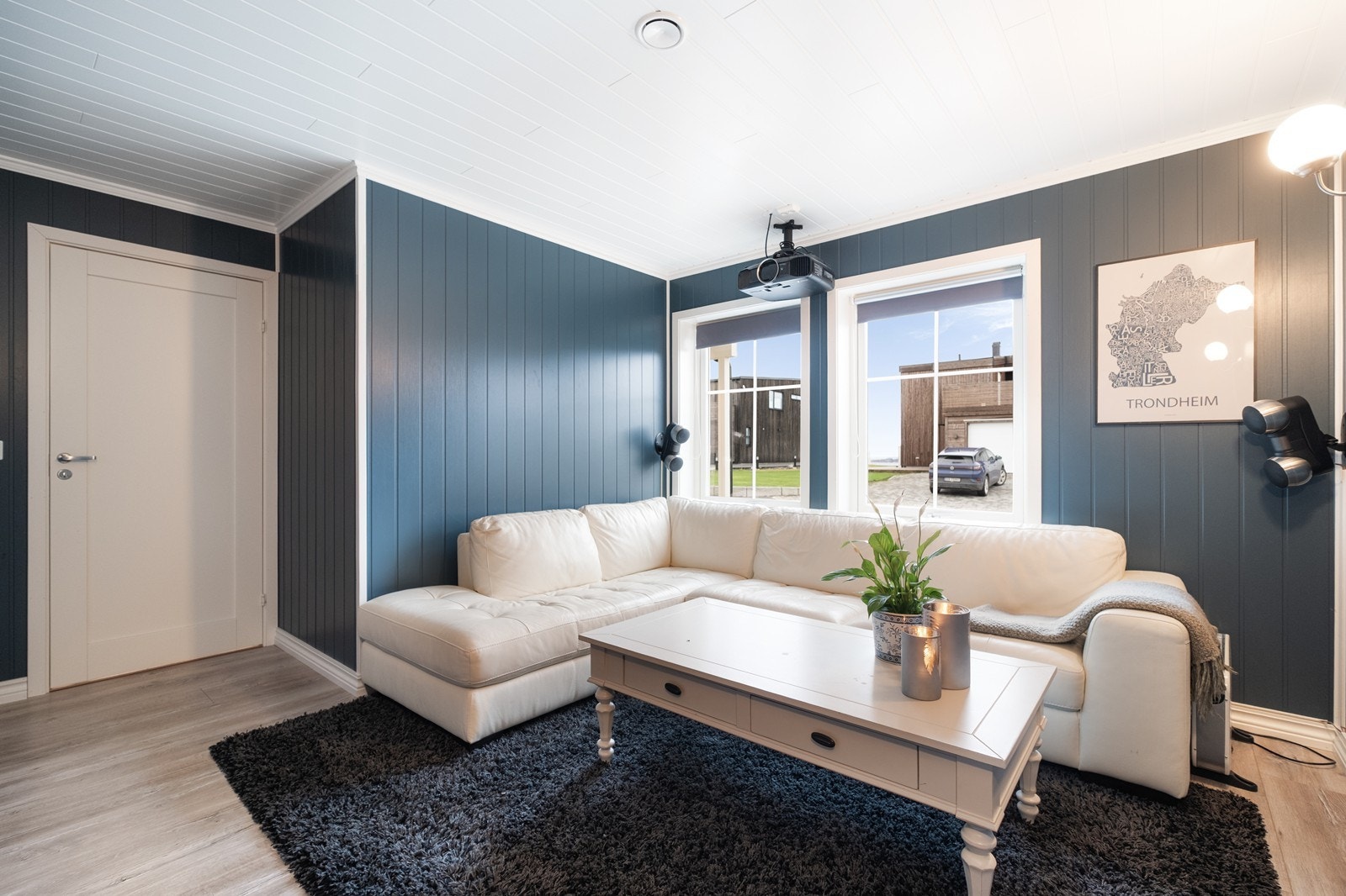 1. etg. er innredet med en egen tv-stue. Perfekt for tenåringsfamilien eller til deg som bare ønsker ekstra plass. Galleribilde