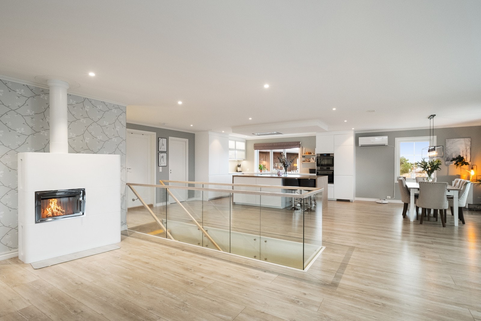 Rommet er stort og åpent, et naturlig samlingspunkt i huset. Galleribilde