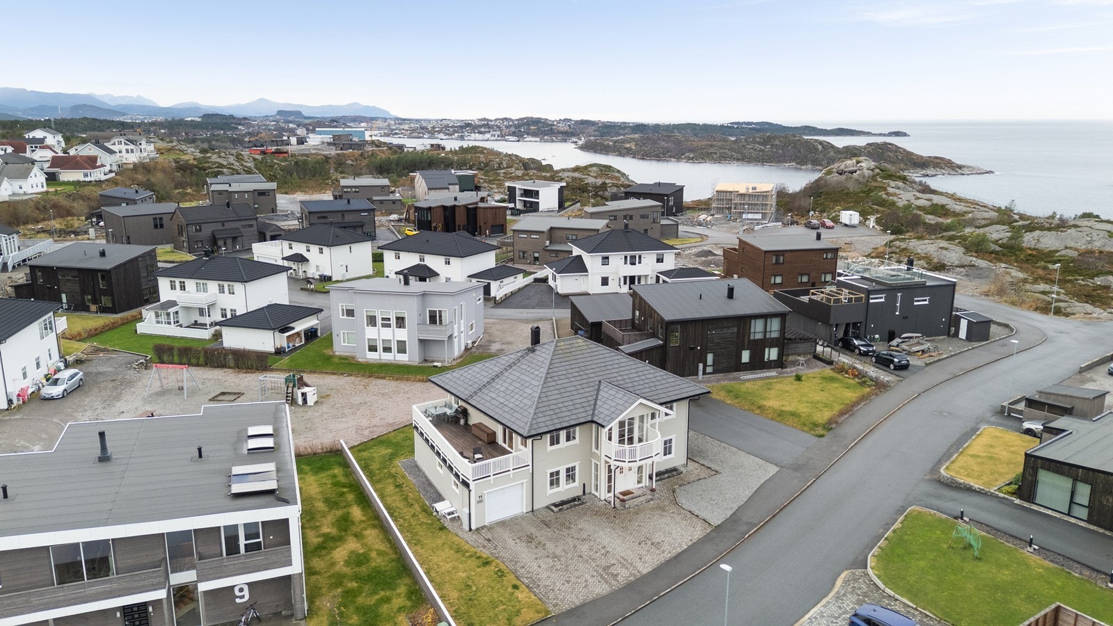 Dronefoto sørvestover mot bysentrum, Averøy og Hustadvika. Galleribilde