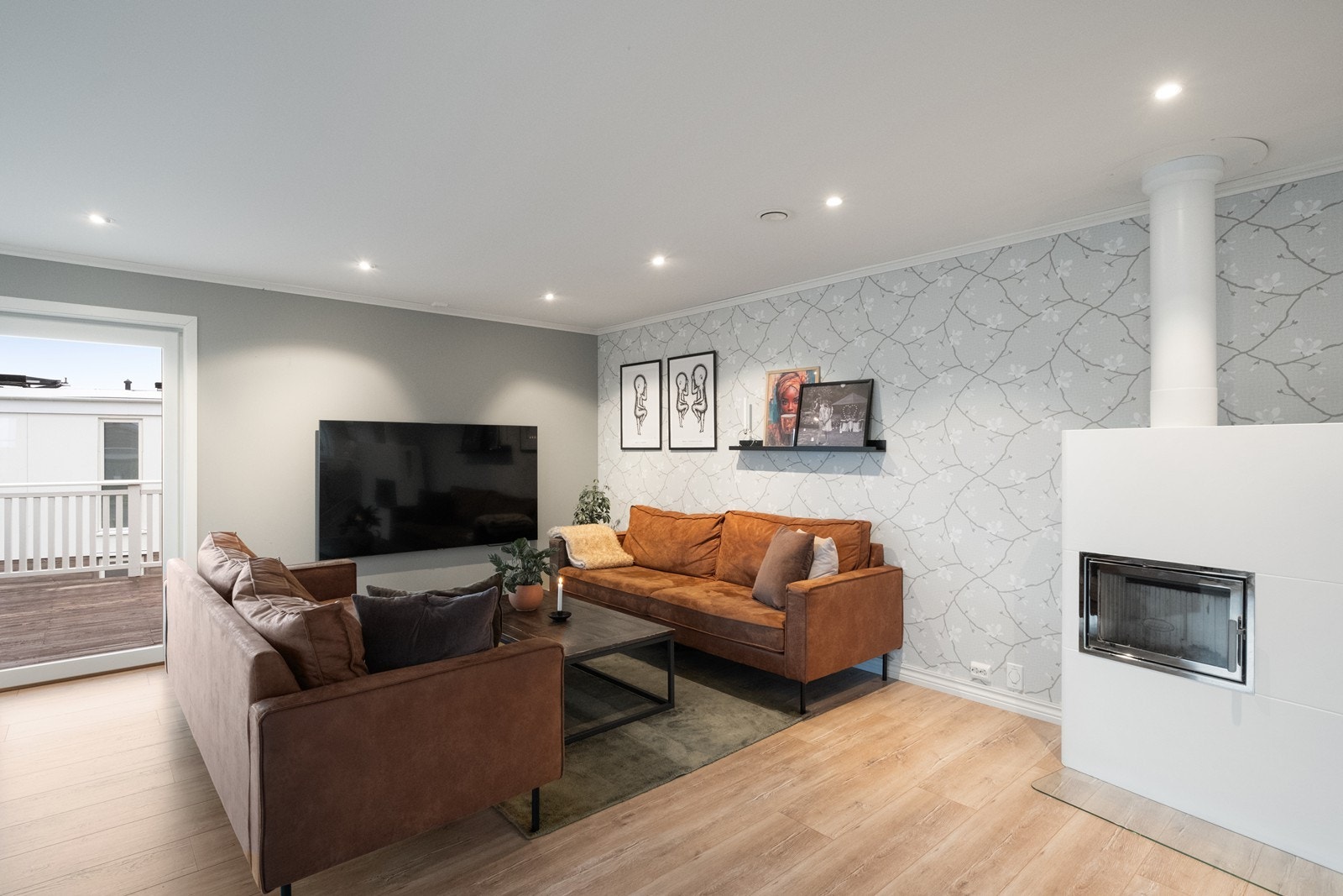 De store vindusflatene gir rikelig med lys inn i stua. Galleribilde