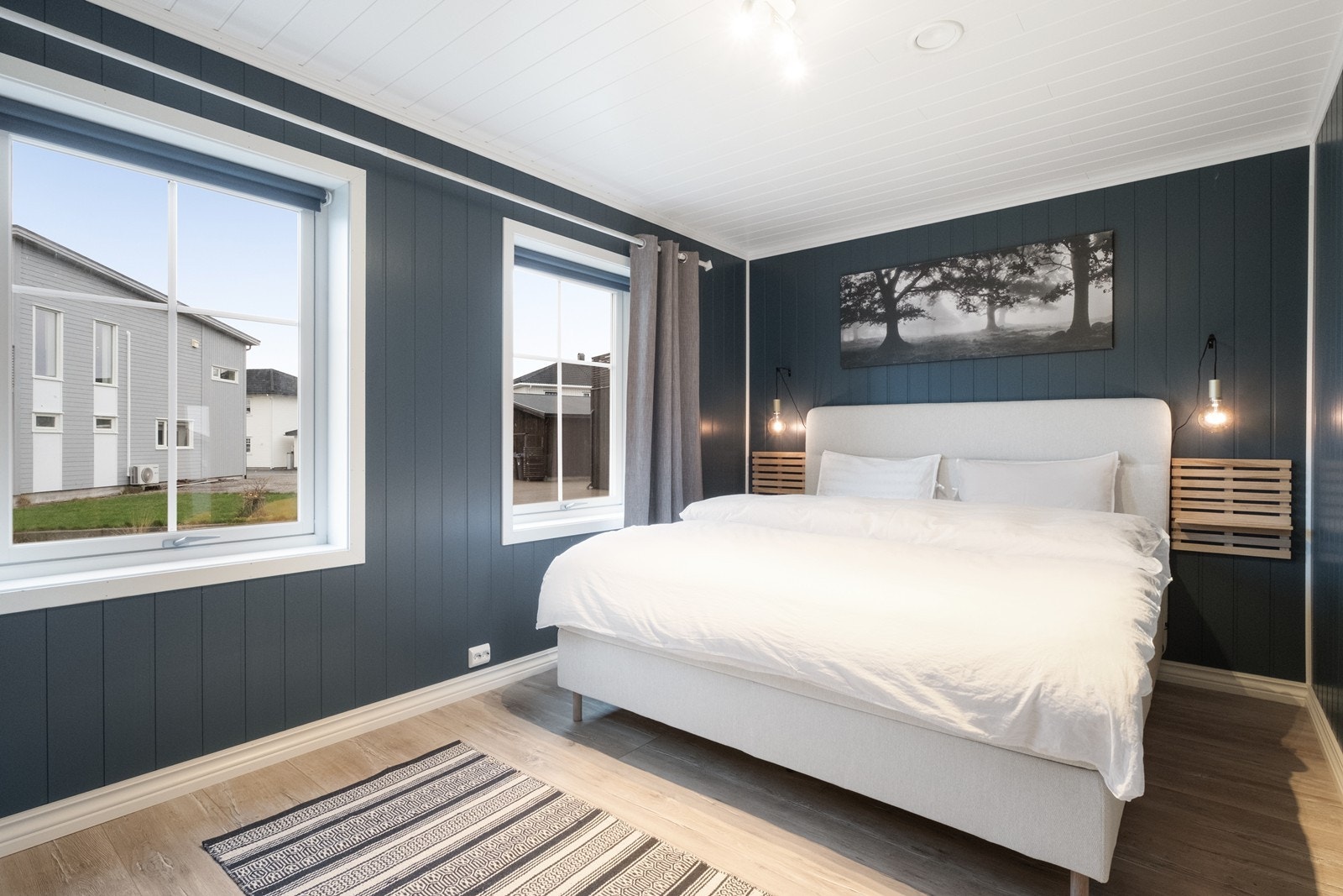 Hovedsoverommet har to vinduer som sørger for rikelig med naturlig lys i rommet. Galleribilde