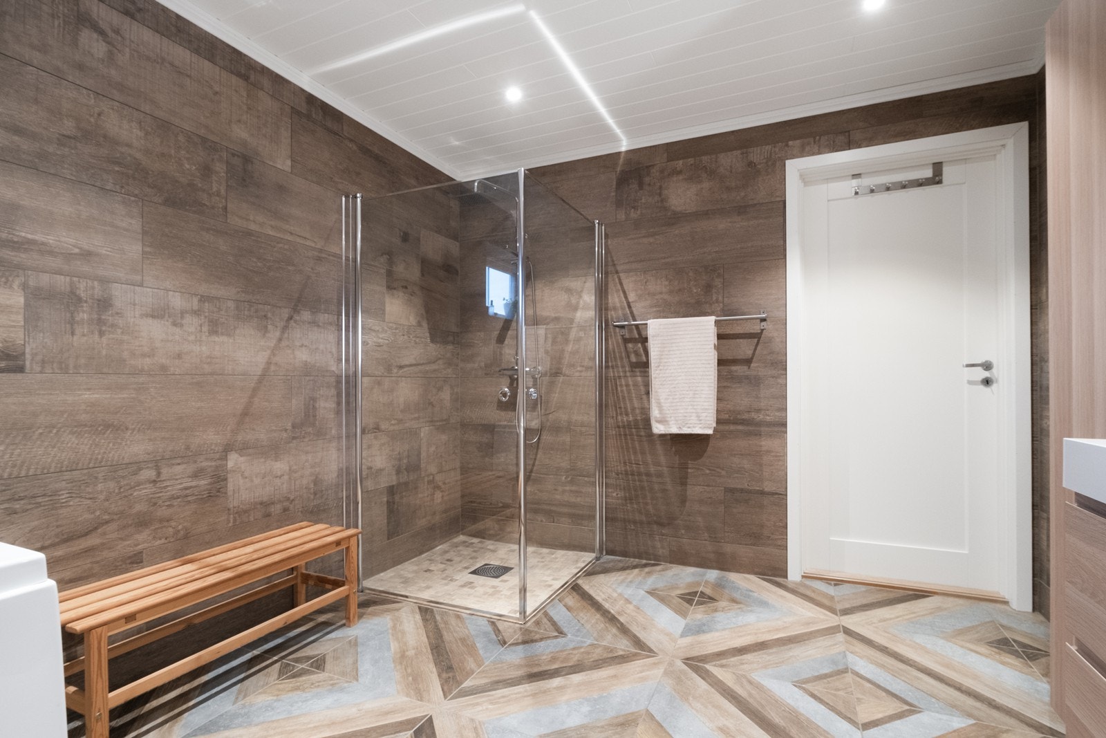 Dusjhjørne med glassvegger og tropedusj. Galleribilde