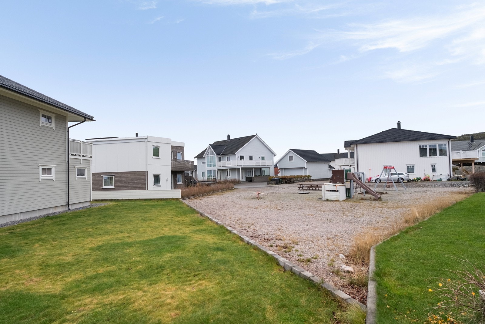 Tomten grenser til et felles lekeområde, noe som gjør eiendommen veldig attraktiv for barnefamilier. Galleribilde