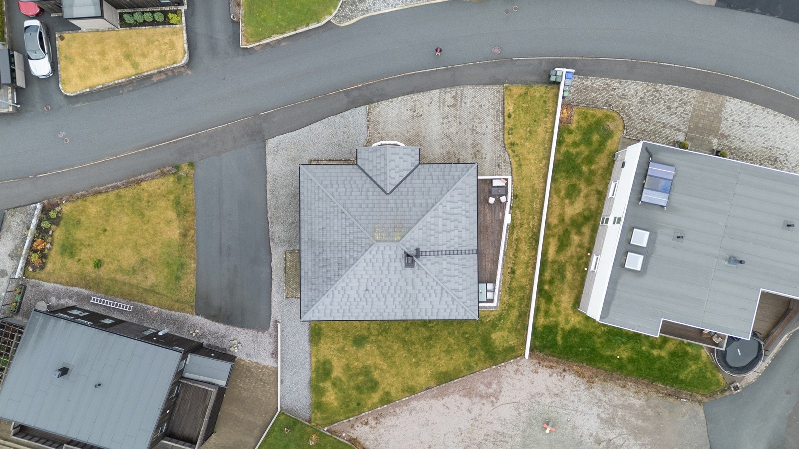 Eiendommen har en flat tomt med grus og belegningsstein i innkjørsel, samt plenarealer. Galleribilde