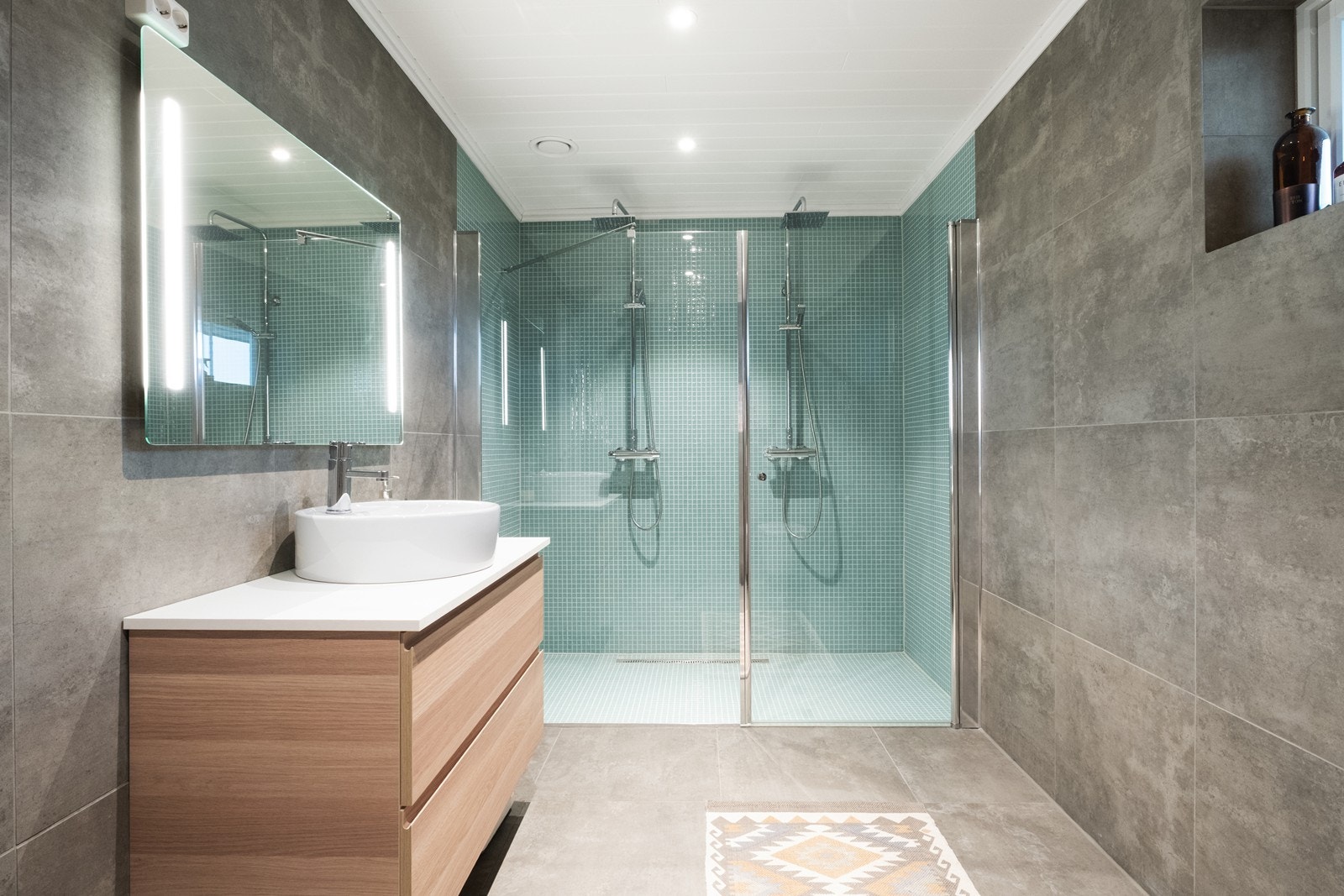 Stort flislagt bad med dobbel dusj i 2. etasjen. Galleribilde